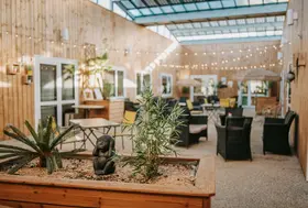 emeis-maison-de-retraite-le-vige-soubise-patio