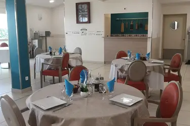 salle de restaurant residence chateau notre dame parignargues