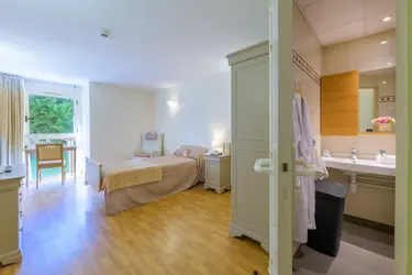 emeis-maison-de-retraite-la-cerisaie-salle-de-bain-chambre.png
