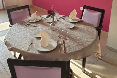 maisonderetraite lareinedespres sallederestaurant