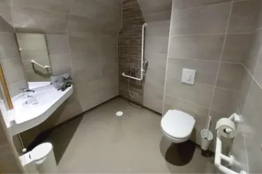 maisonderetraite lesrivesdor salledebain